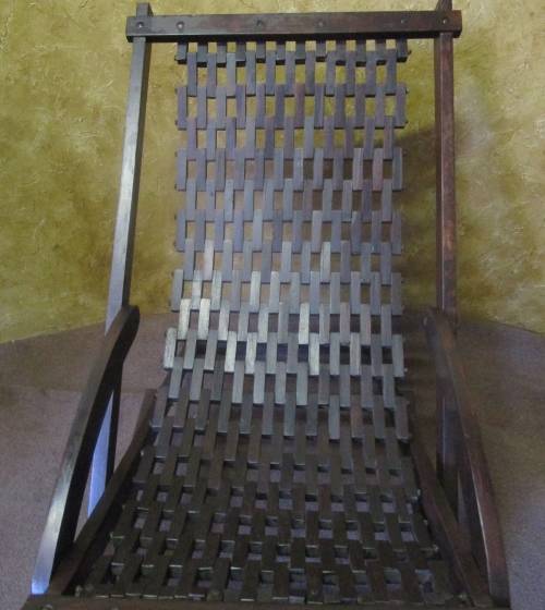 WOW A A LOVLEY LARGE WOODEN LOUNGER CHAIR WITH WEAVED BLOCKS FOR THE SEAT