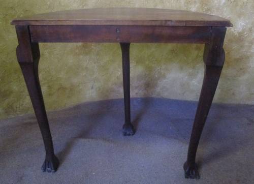 A BEAUTIFUL VINTAGE BALL & CLAW IMBUIA HALF MOON DISPLAY/OCCASIONAL TABLE. GORGEOUS IN AN ENTRANCE!!