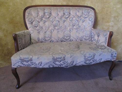 A FANTASTIC VINTAGE DARK CREAM QUEEN ANNE PARLOUR COUCH