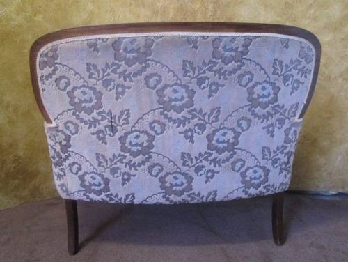 A FANTASTIC VINTAGE DARK CREAM QUEEN ANNE PARLOUR COUCH