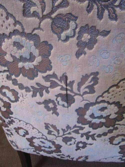 A FANTASTIC VINTAGE DARK CREAM QUEEN ANNE PARLOUR COUCH