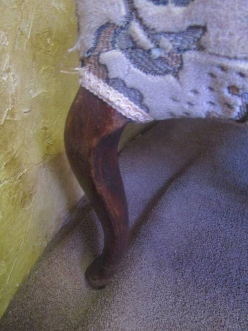 A FANTASTIC VINTAGE DARK CREAM QUEEN ANNE PARLOUR COUCH