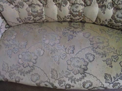 A FANTASTIC VINTAGE DARK CREAM QUEEN ANNE PARLOUR COUCH