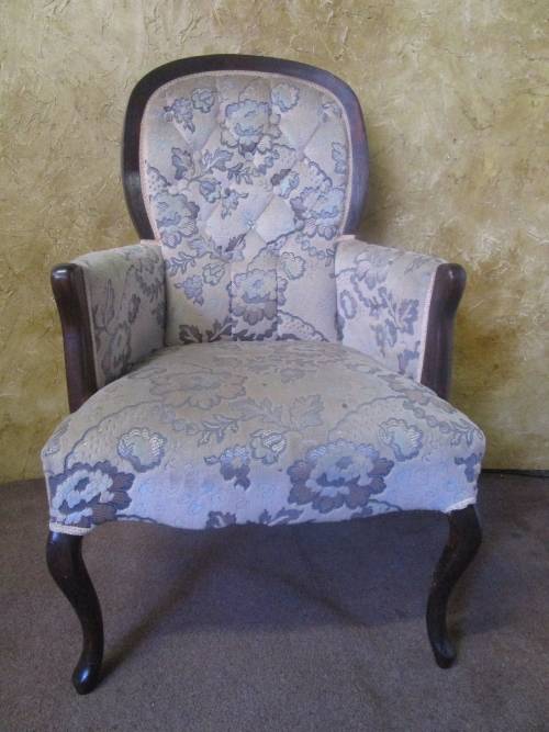 A FANTASTIC VINTAGE DARK CREAM QUEEN ANNE PARLOUR SINGLE OCCASIONAL CHAIR