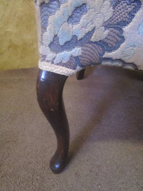 A FANTASTIC VINTAGE DARK CREAM QUEEN ANNE PARLOUR SINGLE OCCASIONAL CHAIR