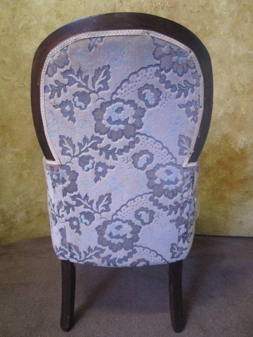 A FANTASTIC VINTAGE DARK CREAM QUEEN ANNE PARLOUR SINGLE OCCASIONAL CHAIR