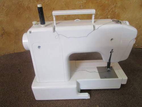 EMPISAL CELEBRITY 550 SEWING MACHINE 27 STITCH FUNCTION LOOK AS GOOD AS NEW