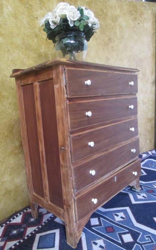 AN MAGNIFICENT ANTIQUE CHES OF DRAWER WITH FIVE DRAWERS AND ORIGINAL PORCELAIN KNOBS