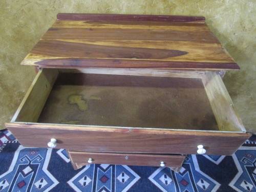 AN MAGNIFICENT ANTIQUE CHES OF DRAWER WITH FIVE DRAWERS AND ORIGINAL PORCELAIN KNOBS