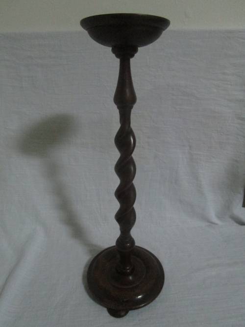A ELEGANT SOLLID WOOD BARLEY TWIST ASTRAY STAND