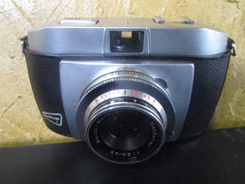 A VINTAGE BALDA CAMERA IN THE ORIGINAL CASING - NOT TESTED