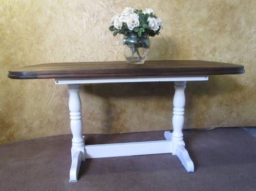 A BEAUTIFULL SIX SEATER WOODEN TABEL RESTING ON STUNNING TURNED LEGS FINISHED IN A GLOSS ENAMEL