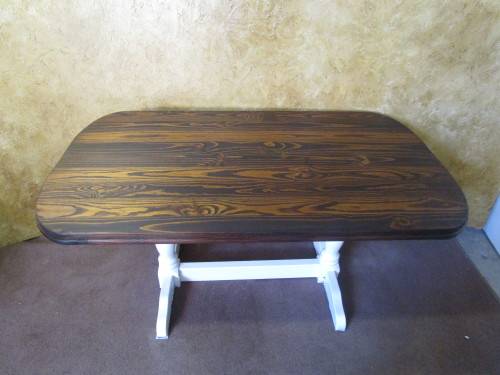 A BEAUTIFULL SIX SEATER WOODEN TABEL RESTING ON STUNNING TURNED LEGS FINISHED IN A GLOSS ENAMEL