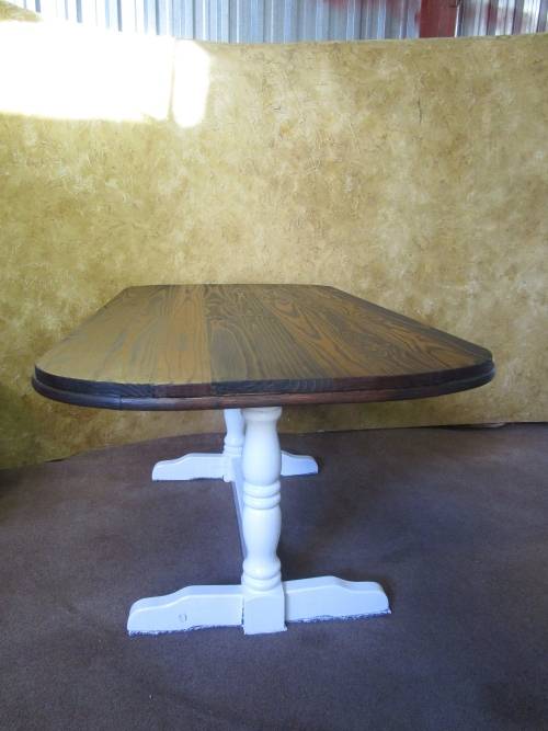 A BEAUTIFULL SIX SEATER WOODEN TABEL RESTING ON STUNNING TURNED LEGS FINISHED IN A GLOSS ENAMEL