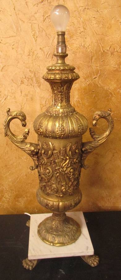 STYLISH & ELEGANT A XL RESIN CASTED DETAILED VICTORIAN STYLE LAMP ON A MARBLE BASE
