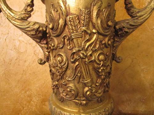 STYLISH & ELEGANT A XL RESIN CASTED DETAILED VICTORIAN STYLE LAMP ON A MARBLE BASE