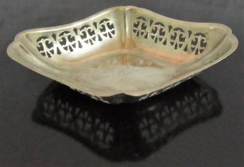 A GORGEOUS SILVER PLATED BON BON DISH MARKED Emdee PLATE EPNS - MADE IN ENGLAND