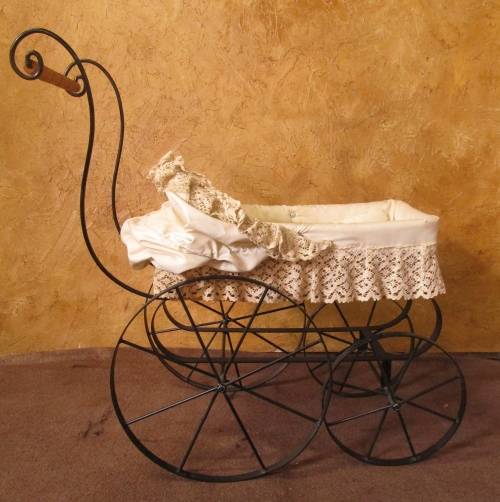 A MARVELOUS VINTAGE/ANTIQUE DOLLS PRAM A CONVERSATION PIECE - STUNNING HOME DECOR