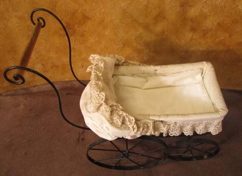 A MARVELOUS VINTAGE/ANTIQUE DOLLS PRAM A CONVERSATION PIECE - STUNNING HOME DECOR
