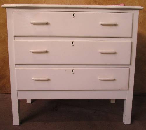A FANTASTIC WHITE VINTAGE CHEST OF DRAWERS WITH THREE LARGE DRAWERS