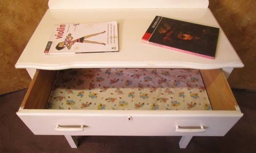 A FANTASTIC WHITE VINTAGE CHEST OF DRAWERS WITH THREE LARGE DRAWERS
