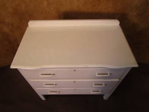 A FANTASTIC WHITE VINTAGE CHEST OF DRAWERS WITH THREE LARGE DRAWERS