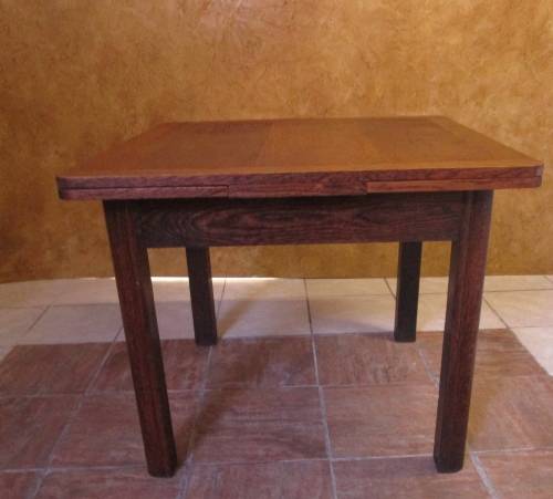 AN EXQUISITE ANTIQUE EXTENDABLE TABLE - 4 TO SIX SEATER - PERFECT FOR A SMALLER DINING ROOM