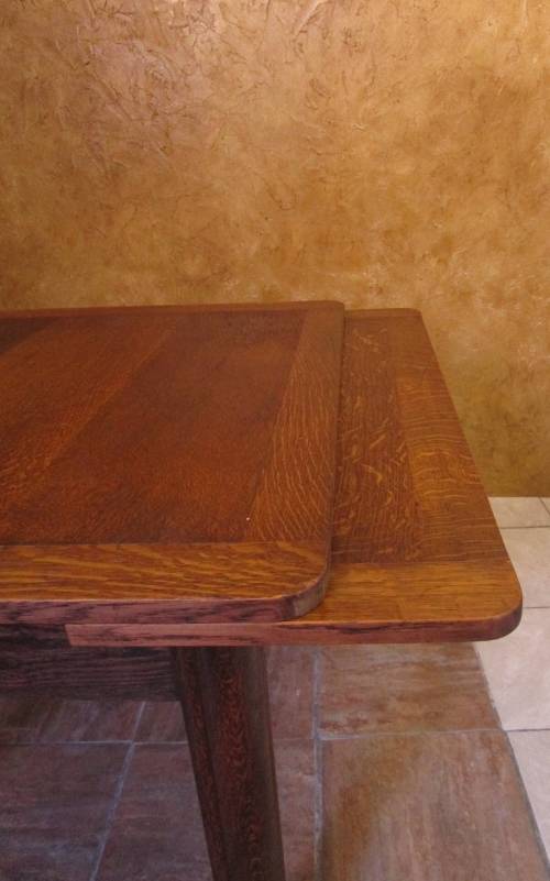 AN EXQUISITE ANTIQUE EXTENDABLE TABLE - 4 TO SIX SEATER - PERFECT FOR A SMALLER DINING ROOM