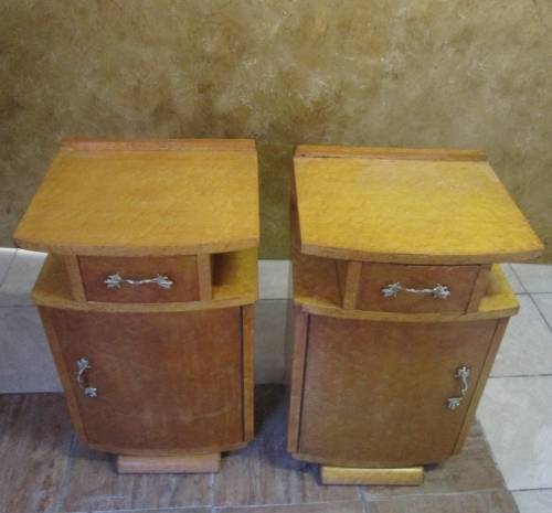 A PAIR OF BEAUTIFUL VINTAGE/ANTIQUE BEDSIDE CABINETS - WITH STUNNING ORNATE HANDELS