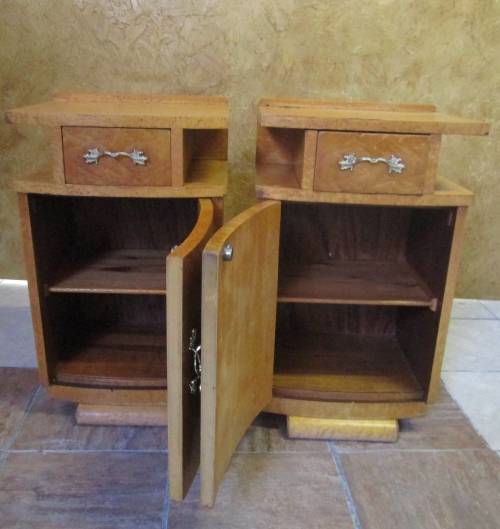 A PAIR OF BEAUTIFUL VINTAGE/ANTIQUE BEDSIDE CABINETS - WITH STUNNING ORNATE HANDELS