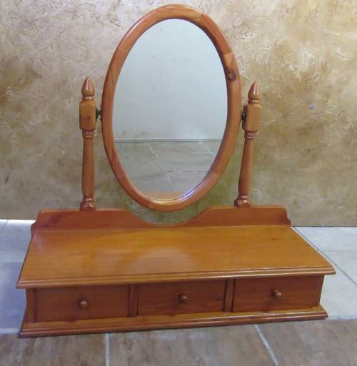 A CUTE THREE DRAWER SOLID WOOD SWIFEL MIROR TABLE TOP UNIT IN EXCELLENT CONDITION