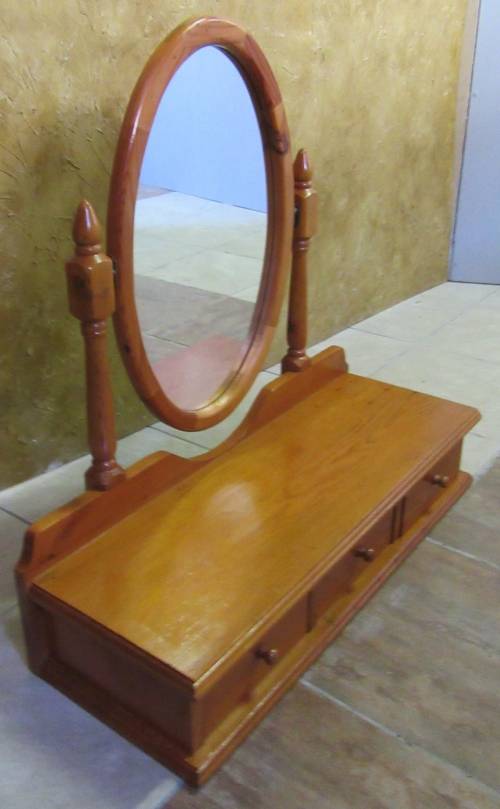 A CUTE THREE DRAWER SOLID WOOD SWIFEL MIROR TABLE TOP UNIT IN EXCELLENT CONDITION