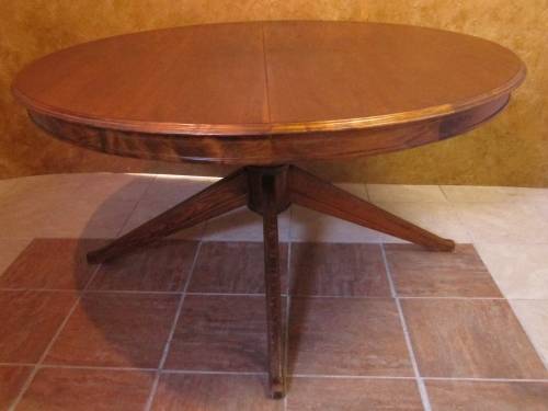 A VERY LARGE OVAL TO ROUND EXTENDABLE TABLE WITH BEAUTIFUL LEGS