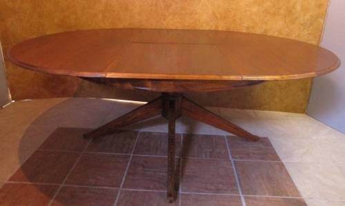 A VERY LARGE OVAL TO ROUND EXTENDABLE TABLE WITH BEAUTIFUL LEGS
