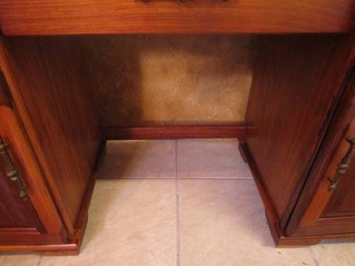 A ELGANT AND STYLISH KIAAT DRESSING TABLE WITH A STOEL - IN EXCELLENT CONDITION