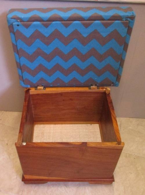A ELGANT AND STYLISH KIAAT DRESSING TABLE WITH A STOEL - IN EXCELLENT CONDITION
