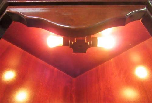 A BEAUTIFUL TALL MAOGNY FINISHED CORNER SHELF UNIT WITH LIGHTS AT THE TOP