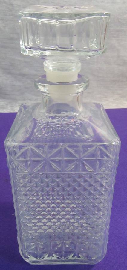 A STUNNING SQUARE VINTAGE GLASS WHISKEY OR BRANDY DECANTER - LOOK SO STYLISH