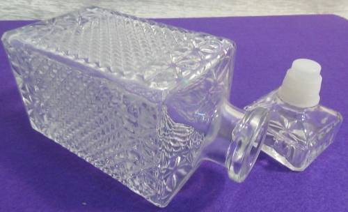 A STUNNING SQUARE VINTAGE GLASS WHISKEY OR BRANDY DECANTER - LOOK SO STYLISH