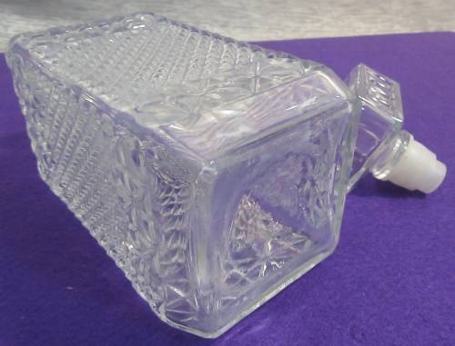 A STUNNING SQUARE VINTAGE GLASS WHISKEY OR BRANDY DECANTER - LOOK SO STYLISH