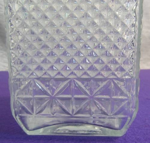 A STUNNING SQUARE VINTAGE GLASS WHISKEY OR BRANDY DECANTER - LOOK SO STYLISH