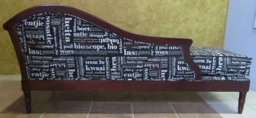 A ELGANT AND STYLISH VINTAGE CHAISE LOUNGE WITH NEW UPHOLSTERY