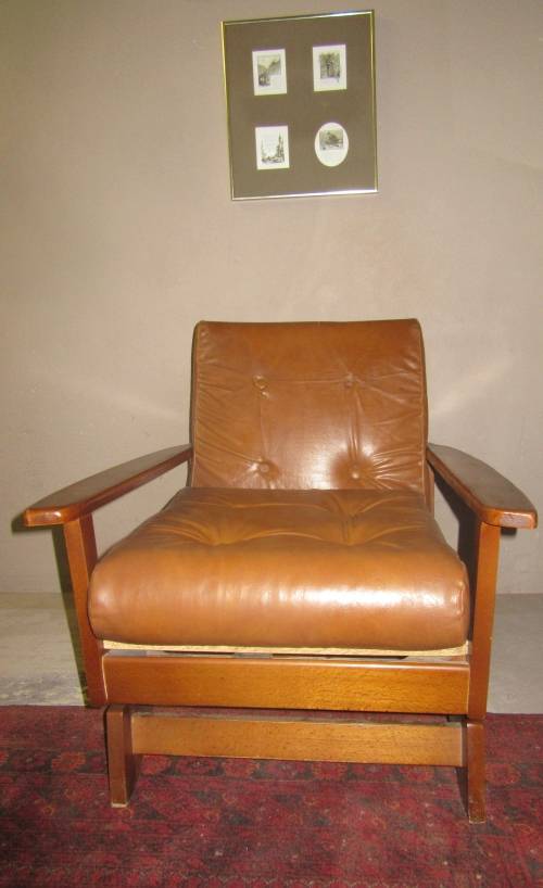 A LOVLEY VINTAGE ROCKING CHAIR IN GOOD CONDITTION