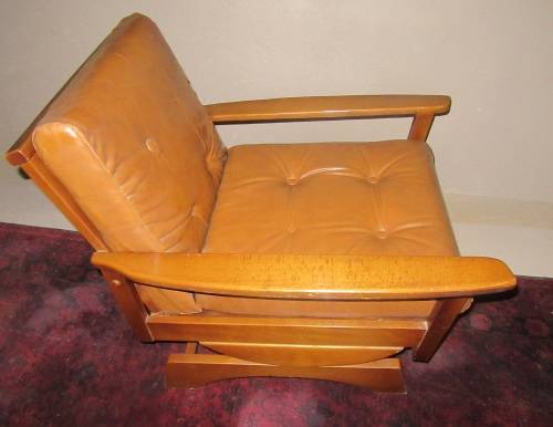 A LOVLEY VINTAGE ROCKING CHAIR IN GOOD CONDITTION