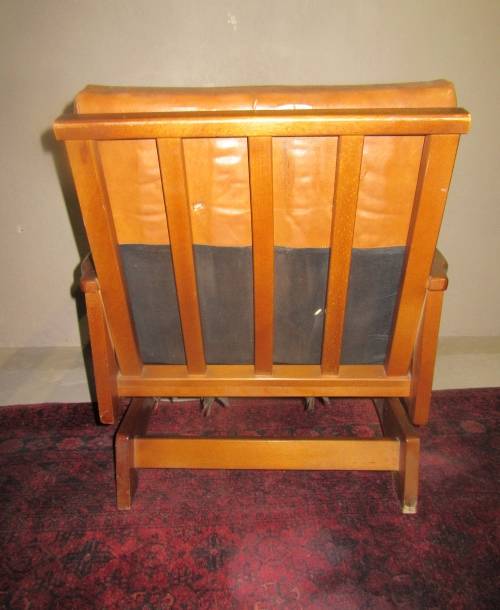 A LOVLEY VINTAGE ROCKING CHAIR IN GOOD CONDITTION