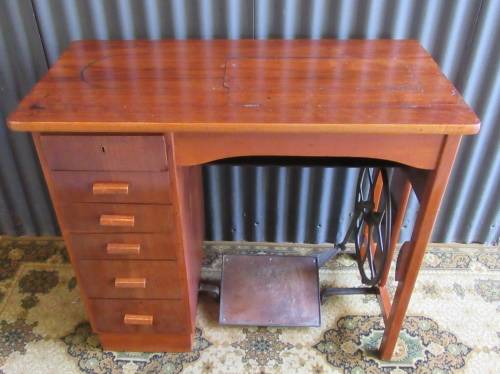 A LOVLEY BARNINA FARRIT VINTAGE SEWING MACHINE IN ITS OWN DESK WITH 6 DRAWERS