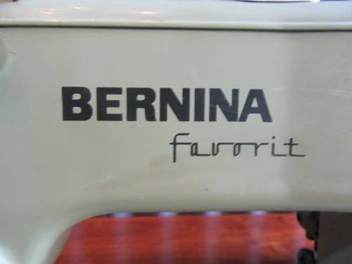 A LOVLEY BARNINA FARRIT VINTAGE SEWING MACHINE IN ITS OWN DESK WITH 6 DRAWERS