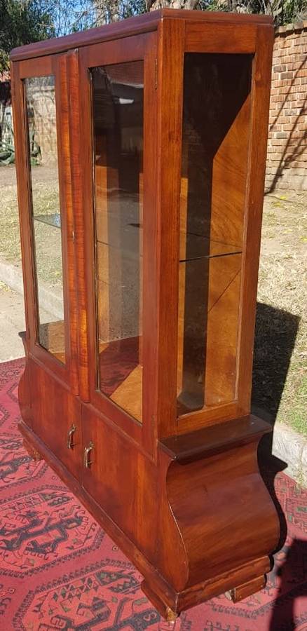 A MARVELOUS 1920'S ART DECO SHOW CASE WITH ONE GLASS SHELF