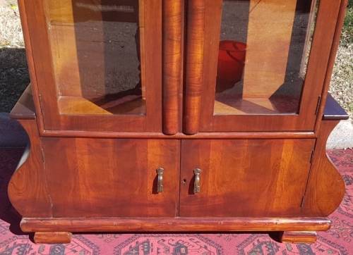 A MARVELOUS 1920'S ART DECO SHOW CASE WITH ONE GLASS SHELF