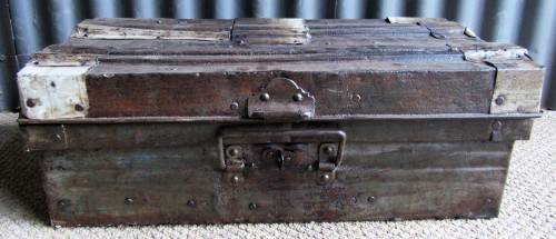 A STUNNING VINTAGE METAL TRUNK LOVELY SHABBY CHIC DECOR
